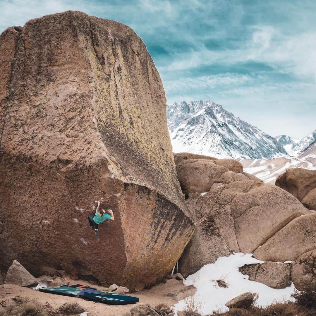 アレックス・ジョンソンのインスタグラム：「I turn 32 today. I started trying this boulder when I was 21. I am ecstatic to share with you all today that I SIEGED!!!!!  Boy do I have a lot to say about this... ten years worth, I guess! I wrote about an 8 page essay on this whole journey for @rockandicemag // @climbingmagazine. Link is in my bio. Thanks to everyone who followed, encouraged, supported, and stuck it out with me.  📸 @breesframes   The Swarm V13/14.  @gnarlynutrition @evolv_worldwide @organicclimbing @tensionclimbing @rhinoskinsolutions @mountainhardwear @trangoclimbing @athleticbrewing @hydroflask @risebrewingco @frictionlabs #SiegingTheSwarm」