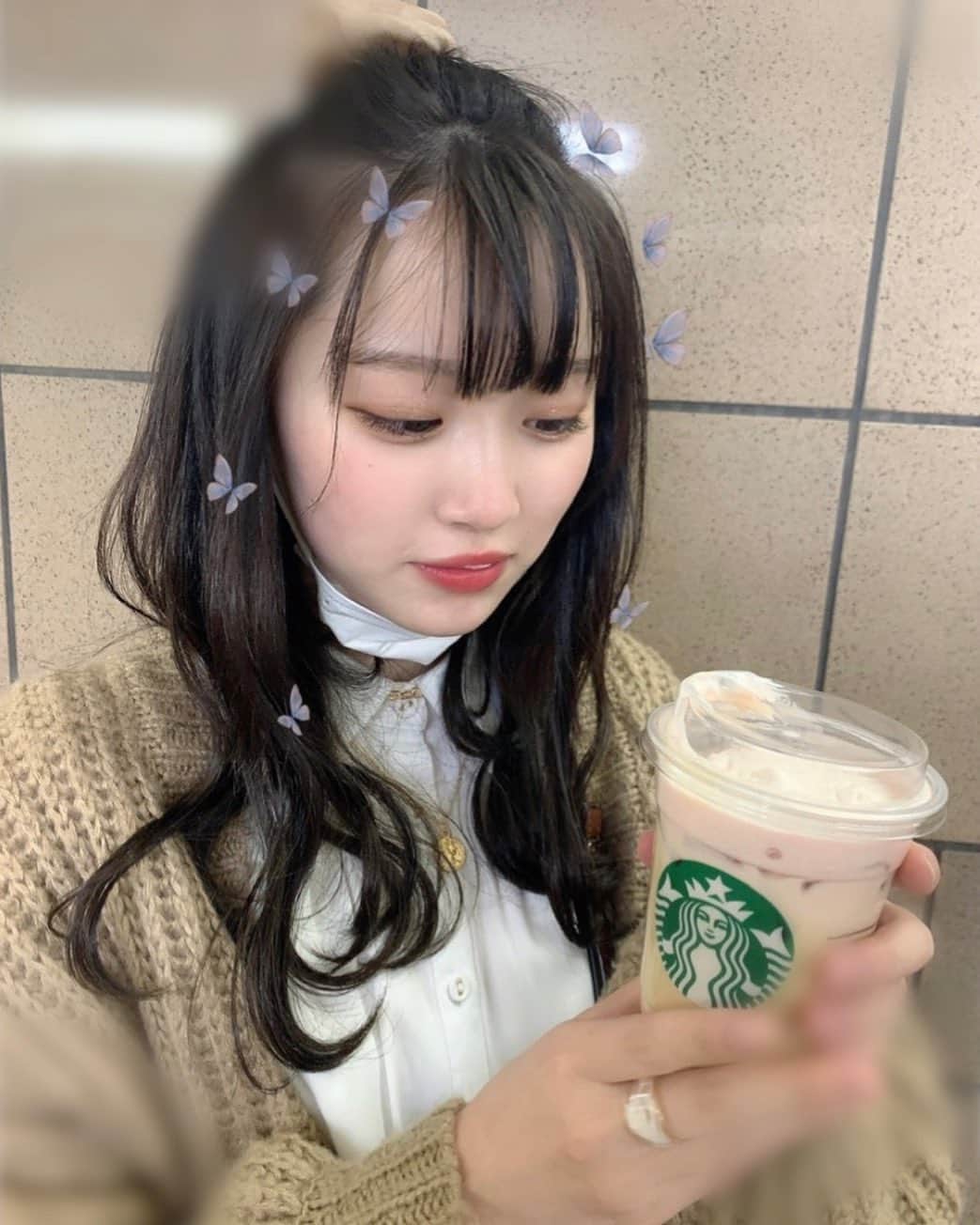 平野夢来（ゆぴぴ）のインスタグラム：「#ゆぴぴのコーデ  少し前にスタバの新作を飲んだときにお口についちゃったって😒🌸 でも美味しかった🤍🤍」