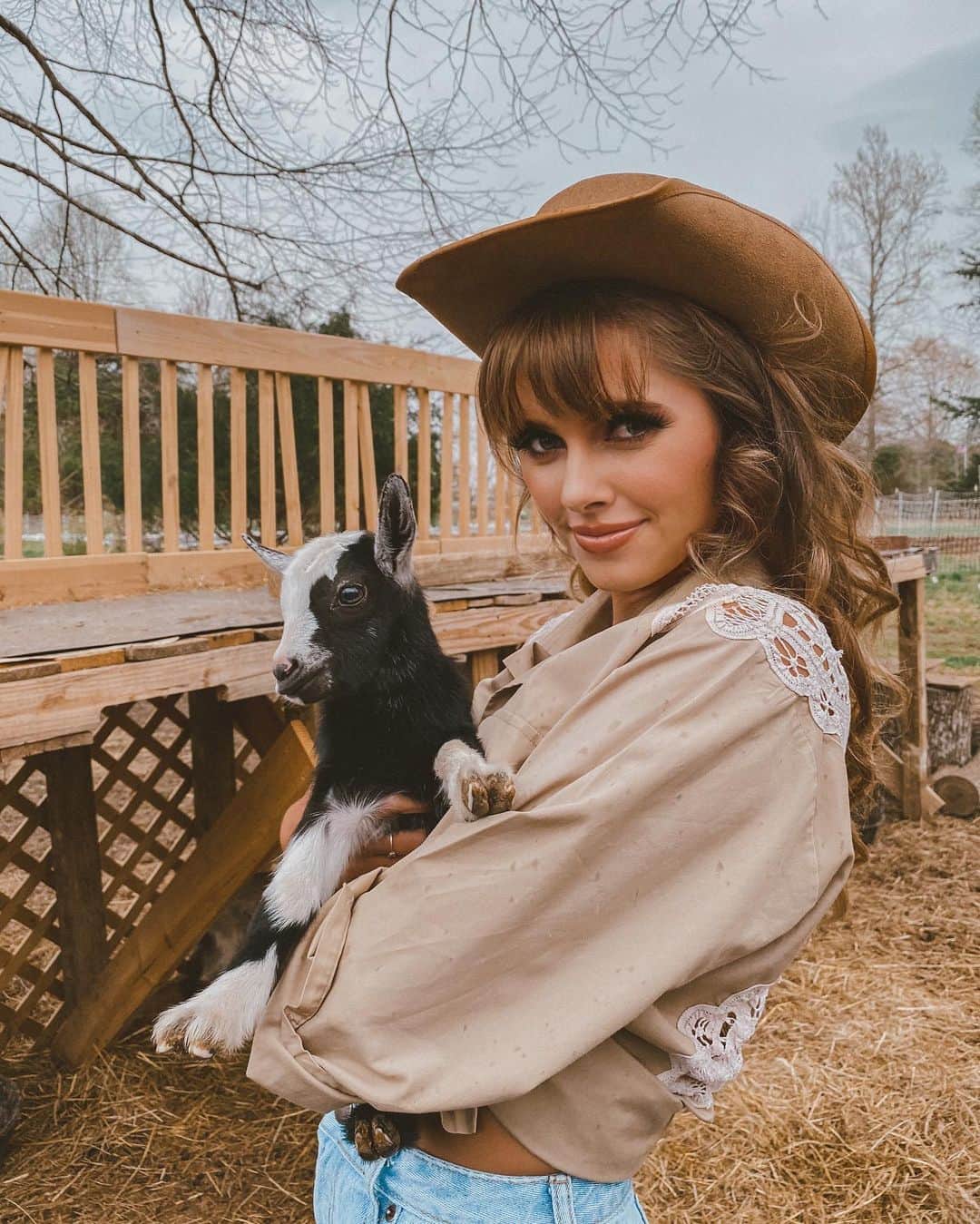 Emily Zeckさんのインスタグラム写真 - (Emily ZeckInstagram)「- My new favorite place in Tennessee ☺️ home of the friendliest farm animals I’ve ever met. The piggies run around like dogs, and if you scratch their bellies they’ll be your new BFF. The baby goat was born a week ago, and the little brown lamb in the last slide was just rescued from the recent floods.」4月4日 4時35分 - thatpineapplegirl