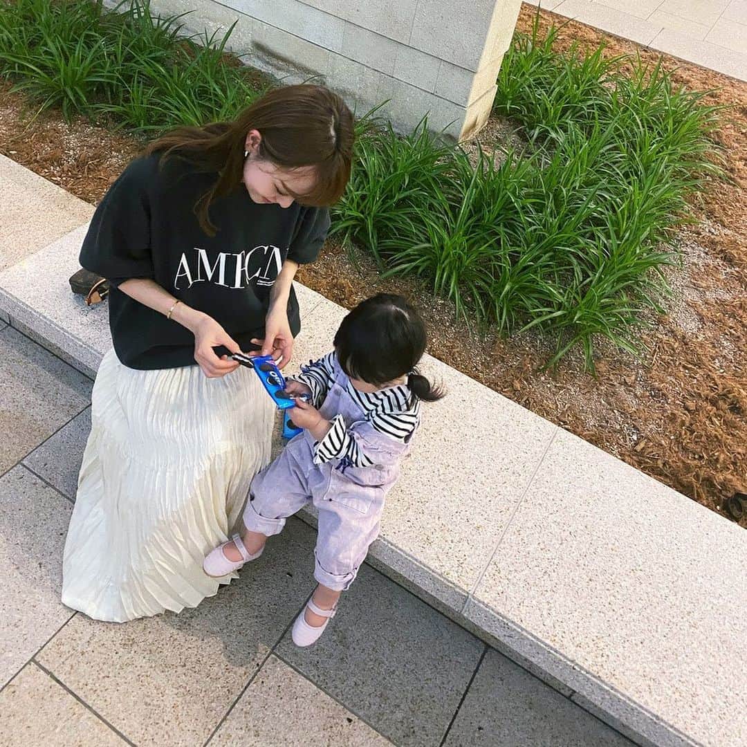 丸林広奈さんのインスタグラム写真 - (丸林広奈Instagram)「小分けに包装されてる3枚オレオ。 おやつ時間に子供とシェア🤍　　 3枚入りってところがちょうどよくて、最近は外出の時にバッグにぽんといれて、小腹がすいた時に食べてる🤤🤍  #OREO #オレオ #PR #3枚オレオ」4月4日 14時04分 - hironamarubayashi