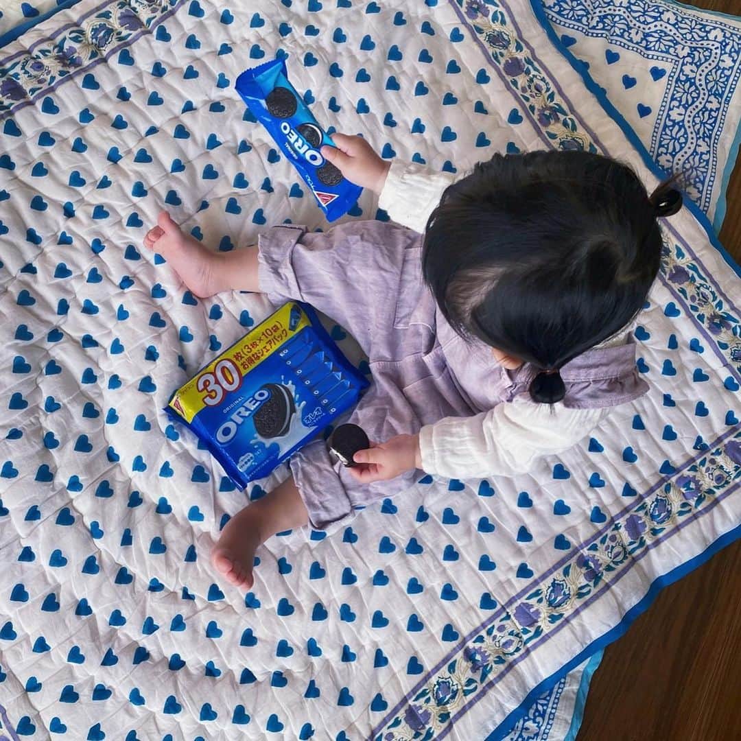 丸林広奈さんのインスタグラム写真 - (丸林広奈Instagram)「小分けに包装されてる3枚オレオ。 おやつ時間に子供とシェア🤍　　 3枚入りってところがちょうどよくて、最近は外出の時にバッグにぽんといれて、小腹がすいた時に食べてる🤤🤍  #OREO #オレオ #PR #3枚オレオ」4月4日 14時04分 - hironamarubayashi
