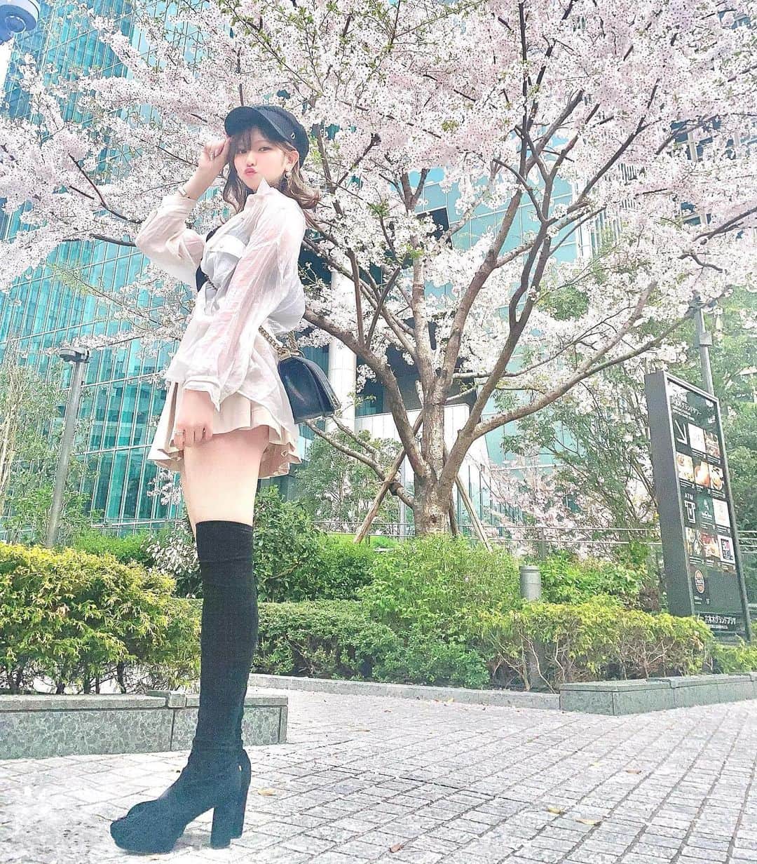 ゆーちゃんさんのインスタグラム写真 - (ゆーちゃんInstagram)「この冬大活躍した @michellmacaron_official の ニーハイブーツ、お気に入りすぎる🤍  これが本当に脚長効果抜群なうえにつま先も上がってて安定してるから長時間履いても足が疲れない、 階段から落ちた時も自転車で転んだ時も 何度私の膝小僧を守ってくれたことだろうかw 履き倒したので来年も同じものを購入しようと思います🌷  身長は164なので これ履いてると180近くになる！  帽子 @teftef.shop  シャツ @resexxy_official  スカート @shoplist_official  ノーブランド 500円くらいだったww ブーツ @michellmacaron_official   今回もプチプラコーデ🥰   #大人コーデ #大人カジュアル #オトナ女子 #可愛い #ootd  #instagood #instalike  #instafashion #女子大生 #絶対領域 #性感 #ゆちゆち #ゆちゆちコーデ #美尻 #おしりトレーニング #お洒落女子 #色気 #艶髪 #脚長効果 #美脚 #モデル #春コーデ #春服 #ショップリスト #プチプラコーデ #プチプラ #ファッション #脚フェチ」4月4日 14時07分 - yurina_era999