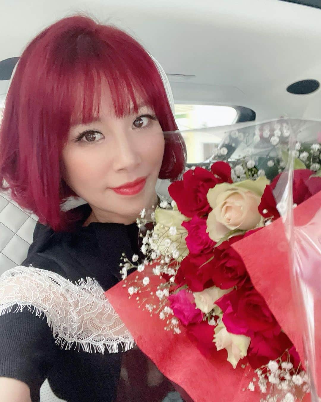 マッキーーーさんのインスタグラム写真 - (マッキーーーInstagram)「お花ってもらうと嬉しいよね💕 #花束 #薔薇  #幸せ @happy_smile_factory  ありがとうございました💐」4月4日 14時24分 - g_dramaki_