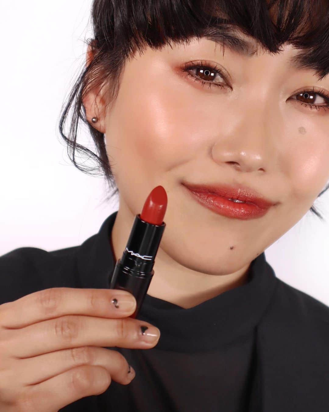 M∙A∙C Cosmetics Japanのインスタグラム：「【発売まであと2日！】 ひとぬりで、ぷるんとラブリーな唇へ！ 🆕ラブ ミー リップスティックから、 レッドブラウンのホット アズ チリに合わせたメイクルックご紹介🌸✨ ㅤ 《使用製品》 ＊LIPS ☑︎ラブ ミー リップスティック ホット アズ チリ ＊EYES ☑︎ダズルシャドウ エクストリーム キス オブ クリムト ☑︎パウダー キス アイシャドウ デボーテッド トゥ チリ ＊BLUSH ☑︎M·A·C ミネラライズ ブラッシュ ウォーム ソウル ㅤ *2021/4/6(火) 公式オンライン先行発売 ※午前10時発売予定。システムの影響により、多少前後する可能性がございます。何卒ご了承ください。 *2021/4/9(金) 全国発売 ㅤ Shot by M·A·C EVENT ARTIST Hatsuo Arisaka @hatsuo_mua ㅤ #MACLOVEME #MACラブミー #オレンジメイク #オレンジリップ」