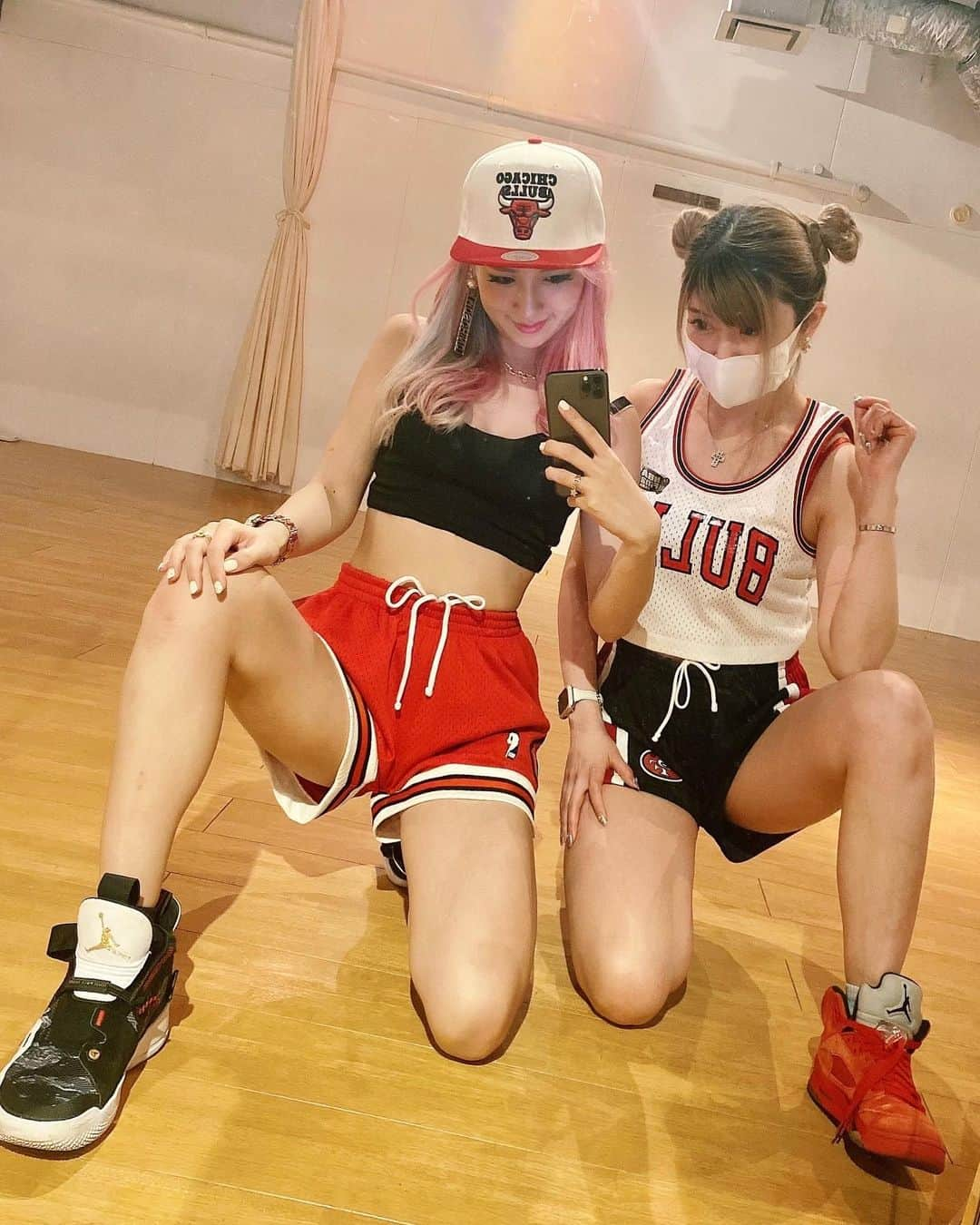 Yumikaさんのインスタグラム写真 - (YumikaInstagram)「2人で全身 @mitchellandness_japan のシカゴブルズコーデ❤️ 🏀🐮🏀🐮🏀🐮🏀🐮 バスケはできませんダンスならちょっとできます☺️  #mitchellandness #chicagobulls #シカゴブルズ #ストリートファッション #ジョーダン #スニーカー女子 #yukoyumika」4月4日 15時11分 - yuminem923