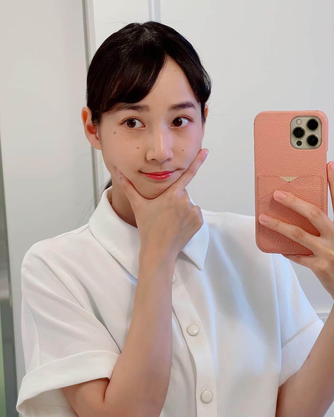 高嶋香帆のインスタグラム：「むにっと。 おはよう☺️💓  iPhoneケースに何かあった時のためのお金を入れる派です💰 チラッと見えている。」