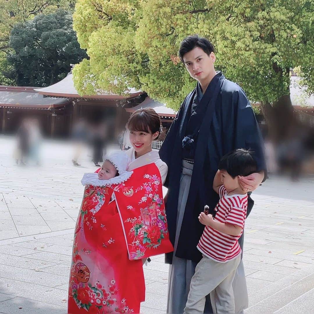 アレクサンダーのインスタグラム：「お宮参り　色々大変だったけど 良い思い出❤️ 撮影してくれたカメラマンのお姉さん感謝です。 また写真出来たらお家で飾るかな❤️  #家族写真」