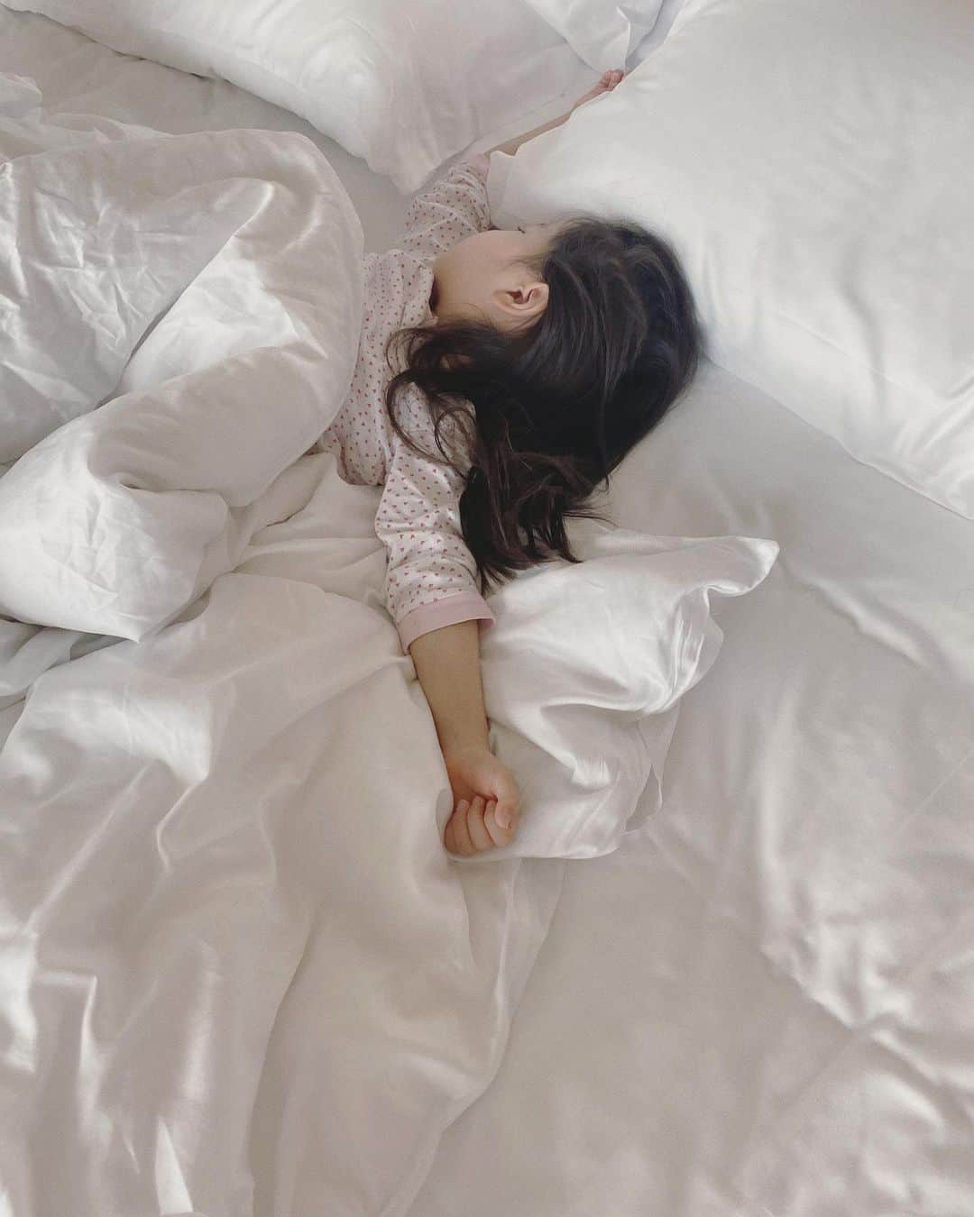 翁安芸さんのインスタグラム写真 - (翁安芸Instagram)「お誕生日プレゼントのパジャマ❤️  早速着ていますが、プチバトーの着心地の良さ🥰   そして、毎朝起きる前の娘の寝顔と寝相を見るのがちょっとした楽しみ❤️  #happyweekend #sundaymornings」4月4日 8時32分 - akinyc