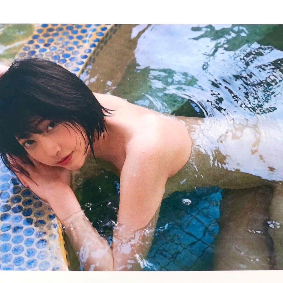 夏目響さんのインスタグラム写真 - (夏目響Instagram)「おはよう、あなた。 朝風呂一緒に入る？  日曜。毎日があっという間。 そんな繰り返しの日々で、画面越しに応援してくれる大切なあなたとこうして言葉を掛け合える。 繰り返しだから、麻痺しそうになるからこそ…… 大好き。いつもありがとう。 愛してる。本当だよ。  画像は写真集の収録候補の中から。 ご予約、何卒よろしくお願い致します。 Amazon⬇️ https://www.amazon.co.jp/%E5%A4%8F%E7%9B%AE%E9%9F%BF%E5%86%99%E7%9C%9F%E9%9B%86-%E4%BB%AE-%E5%A4%8F%E7%9B%AE%E9%9F%BF/dp/4198652996  楽天⬇️ https://books.rakuten.co.jp/rb/16662943/  #写真集 #写真集発売 #温泉デート #温泉旅行 #温泉旅館 #熱海 #熱海旅行 #熱海温泉 #湯河原 #湯河原温泉 #朝風呂 #濡れ髪女子 #お風呂女子 #グラビア #セクシー女優 #アダルト女優 #av女優 #photobook #bathtime #hotsprings #spatravel #adultactress #japanesemodel #workoutgirl #筋トレ女子 #morningbath #nudemodel #japantravel #atamitrip #hotsprings #hotspringresort」4月4日 9時31分 - hibikinatsume