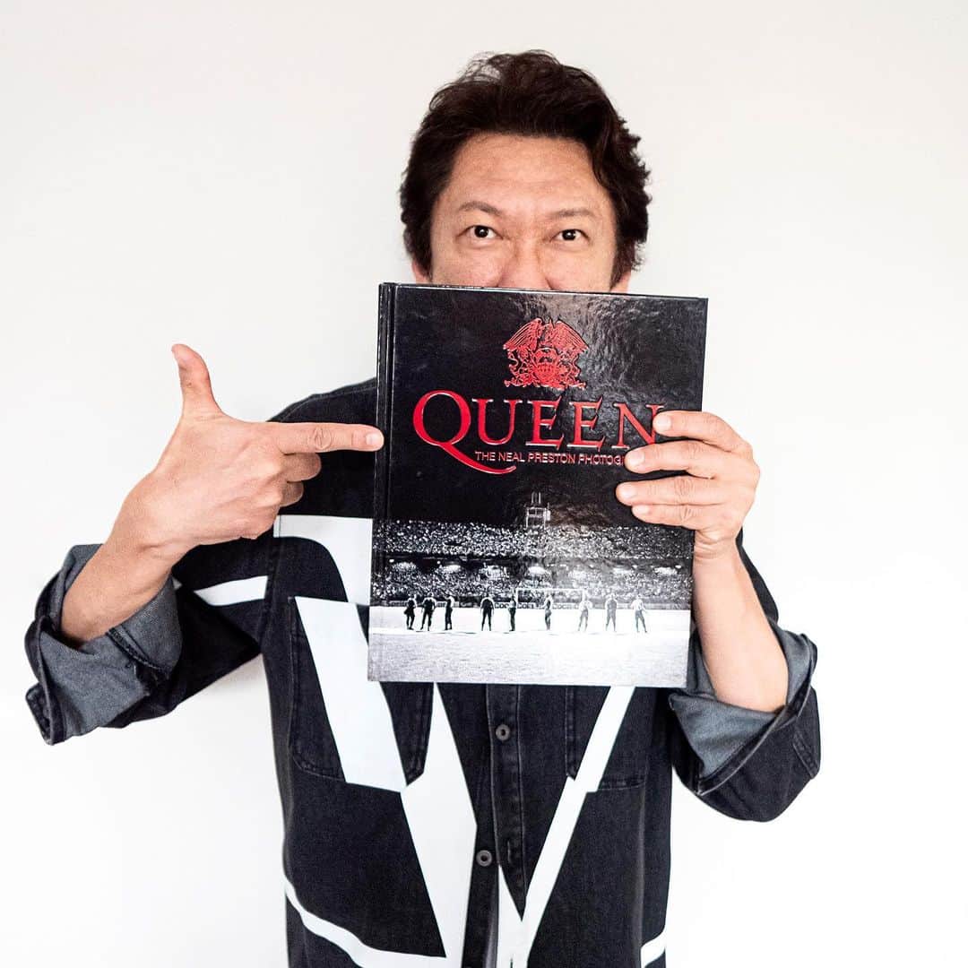 のインスタグラム：「I’ve got this fantastic photo book! やはりクイーンは我が青春だ。日本語版もリリースされるそうです。是非チェックを！全盛期のツアードキュメント。Thank you Neal-San!!! Quee n: The Neal Preston Photographs published by @reelartpress in English and @shinkomusic in Japanese. Photo by Kazuyo Horie. @queenxpreston #hotei  #布袋寅泰 @rogertaylorofficial @ferryroxylatam  　@hotei_official @officialqueenmusic」