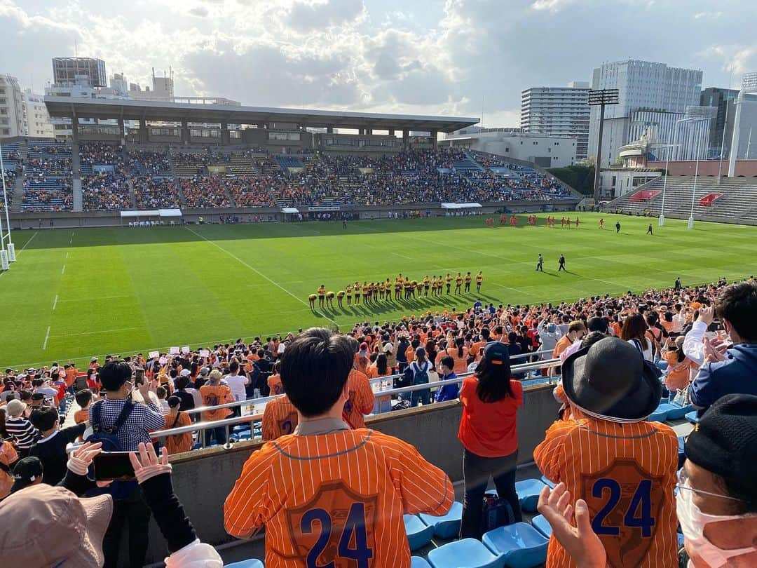 寺田有希さんのインスタグラム写真 - (寺田有希Instagram)「めちゃくちゃ楽しみにしてた🥺✨ ラグビートップリーグ「クボタvsサントリー」の試合を観に行って来ました！！！🔥 ・ ・ ここまで全勝チーム対決！ 世界のボーデン・バレット選手をはじめとする、世界の有名選手もいっぱいいるし！ 熱いことだらけ🥺✨ どうしても観たかったの🥺✨ ・ ・ 来場者に配ってたクボタのユニフォームをしっかりゲットして、スピちゃんになりながら応援してました🤣 ・ ・ いやあ。 試合が熱すぎた！！！！！✨ 面白かった🥺✨ 前半クボタの反則多くしんどい展開からのシンビンで14人に。そしてその隙をしっかり付いてくるサントリー。点差が開いたまま後半になるも、クボタの反撃！！！ 蹴り合いも痺れたし、お互いミスを見逃さないし、そこから生まれたクボタの2連続トライすごすぎたし！！ なのに最後よ！！！ 全てを封じ込めるボーデン・バレットさんのトライ🔥 あれが世界ですか…すごすぎるぜ。震えたマジで。 ・ ・ クボタのユニフォーム着ながらも負けてしまったけど、本当に試合展開最高でしたし、クボタも強かったし。 何より全体的に面白すぎた🥺✨ 本当に見れてよかったああ！！！！！ ・ ・ もう今年は観れないだろうけど。 それでもこの一試合で大満足くらいの満足感🥺✨ 選手の皆さん、お疲れ様でした！！ やっぱりラグビー最高だなー🏉✨ ・ ・ 「さあ いこう」もまた歌いたくなった！ いつ歌えるかなあ🎤✨？ ・ ・ #ラグビー #トップリーグ #クボタスピアーズ #サントリーサンゴリアス #ボーデンバレット #すごすぎ #楽しかった #ラグビー女子 #寺田有希 #teradayuki」4月4日 9時48分 - terada_yuki