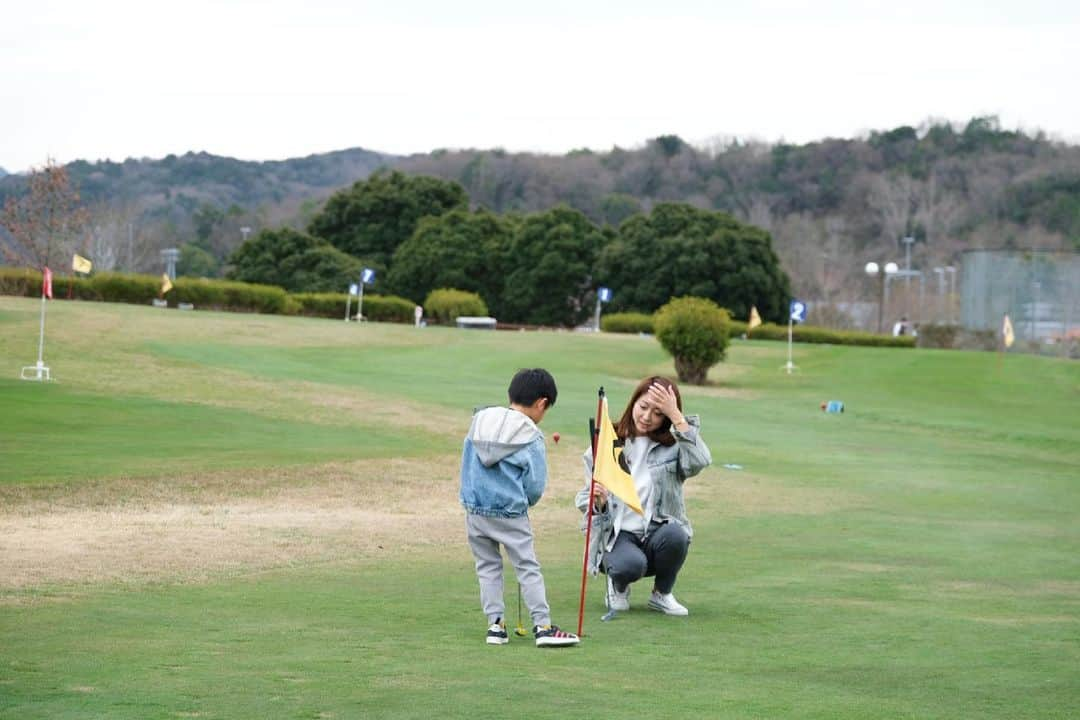 奥田順子さんのインスタグラム写真 - (奥田順子Instagram)「親子ゴルフ⛳️ 子供ができるゴルフコースがしあわせの村にあると聞きいってきました。 👦🏻初ゴルフだったので、ハーフコースで十分。全部レンタルして1000円でした。また近々行こう〜。 #親子ゴルフ#しあわせの村」4月4日 9時52分 - okuda_junko