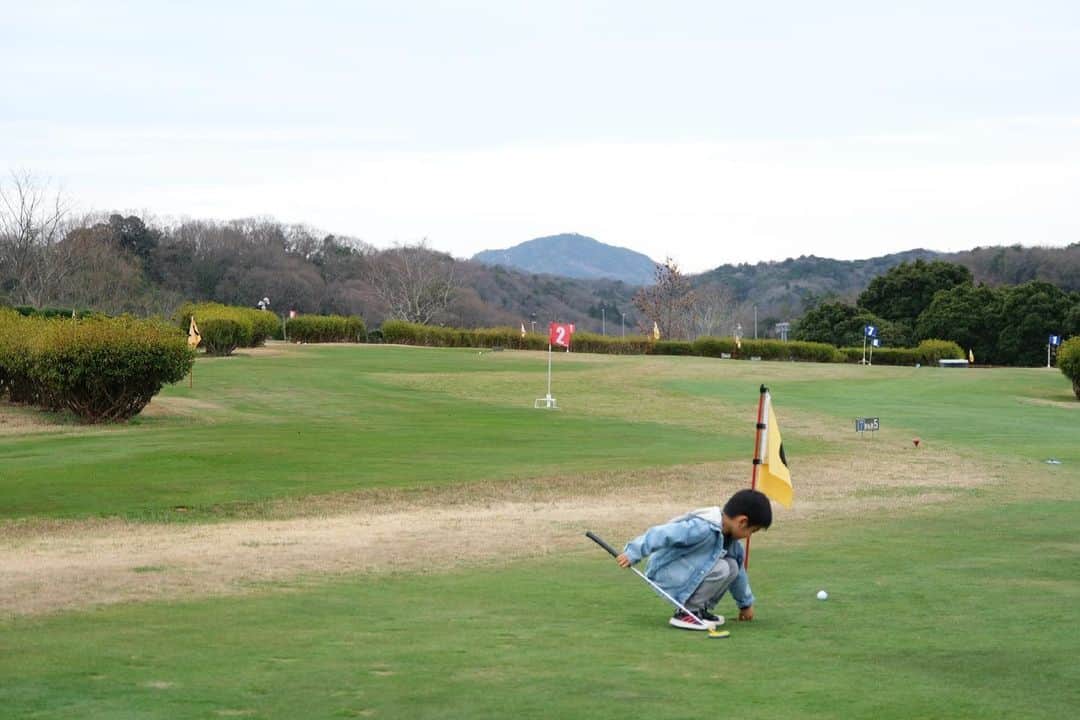 奥田順子さんのインスタグラム写真 - (奥田順子Instagram)「親子ゴルフ⛳️ 子供ができるゴルフコースがしあわせの村にあると聞きいってきました。 👦🏻初ゴルフだったので、ハーフコースで十分。全部レンタルして1000円でした。また近々行こう〜。 #親子ゴルフ#しあわせの村」4月4日 9時52分 - okuda_junko