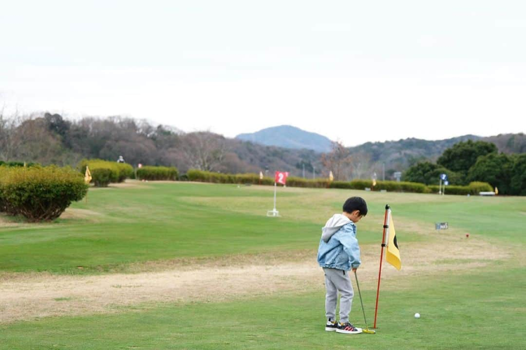 奥田順子さんのインスタグラム写真 - (奥田順子Instagram)「親子ゴルフ⛳️ 子供ができるゴルフコースがしあわせの村にあると聞きいってきました。 👦🏻初ゴルフだったので、ハーフコースで十分。全部レンタルして1000円でした。また近々行こう〜。 #親子ゴルフ#しあわせの村」4月4日 9時52分 - okuda_junko