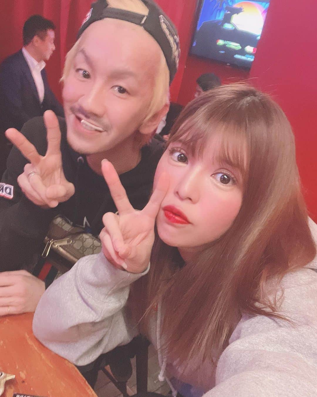 坂口杏里のインスタグラム：「本日もお昼頃からBAR Teenaいます💕 昨日同様、ヘルプでお手伝いさせていただきます🙇‍♀️  13:00にはいます🎉  坂口と写真、LINE交換、ok😊🌈  とーっても楽しいBARなので、遊びに来て損は一切ございません！😤👏  歌舞伎町1-3-15谷合ビル7F  Teena  03 6380 2889」