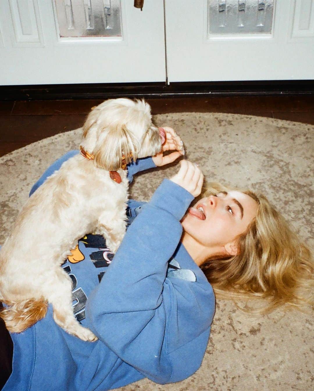 サブリナ・カーペンターさんのインスタグラム写真 - (サブリナ・カーペンターInstagram)「spring cleaaaning 🐥」4月4日 10時53分 - sabrinacarpenter