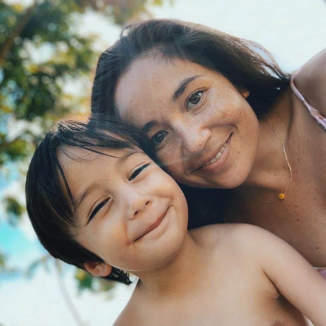 アリッサ ウーテンのインスタグラム：「Looking back on 4 years of Noa!  You have made me a better person, even though I’m too tired to admit it most of the time, you have made me grow, and I will be forever thankful. One year ago we went through so many changes, and still currently are battling those constant changes. Nothing really seems for certain, and everything is up in the air, it’s pretty stressful to be honest, sometimes really dreadful,  but I’ve tried really hard to make everyday, especially everyday off together the most fun, eventful, and full of laughs for you. And I’m going to give myself a pat on the back, I think I did a good job! This year we probably spent the most time together since you’d tarted Pre-school. We went to the beach A LOT, cooked a lot together, we had time to think about what is important to us. Like spending time with friends and family!  I don’t know what the future holds, I hope things will settle down soon, but I am happy for what we have, Congratulations on 4 years Noa 💕 , pat on the back for Mothering you for 4 years, and thank you for all of our friends and family for loving myself and Noa. We love you!」
