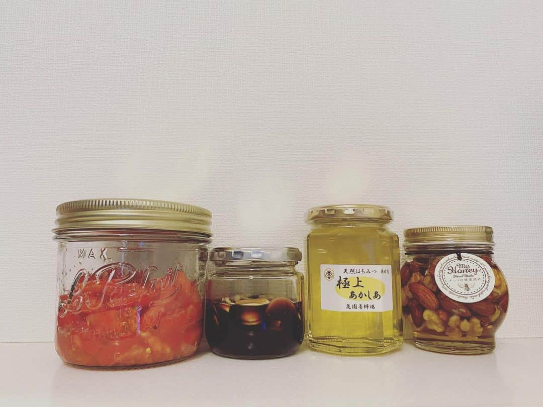 逢田梨香子さんのインスタグラム写真 - (逢田梨香子Instagram)「最近増えてきた瓶。 1番左は初めて作った発酵トマト。切ったトマトに塩かけて混ぜるだけ。3日ほど常温で保存するとできるらしい。 醤油にニンニク入れたニンニク醤油。農協で買った蜂蜜。ありさがくれたナッツの蜂蜜漬け🍯  なんでも手作りしたいこの頃。」4月4日 12時16分 - aida_rikako_