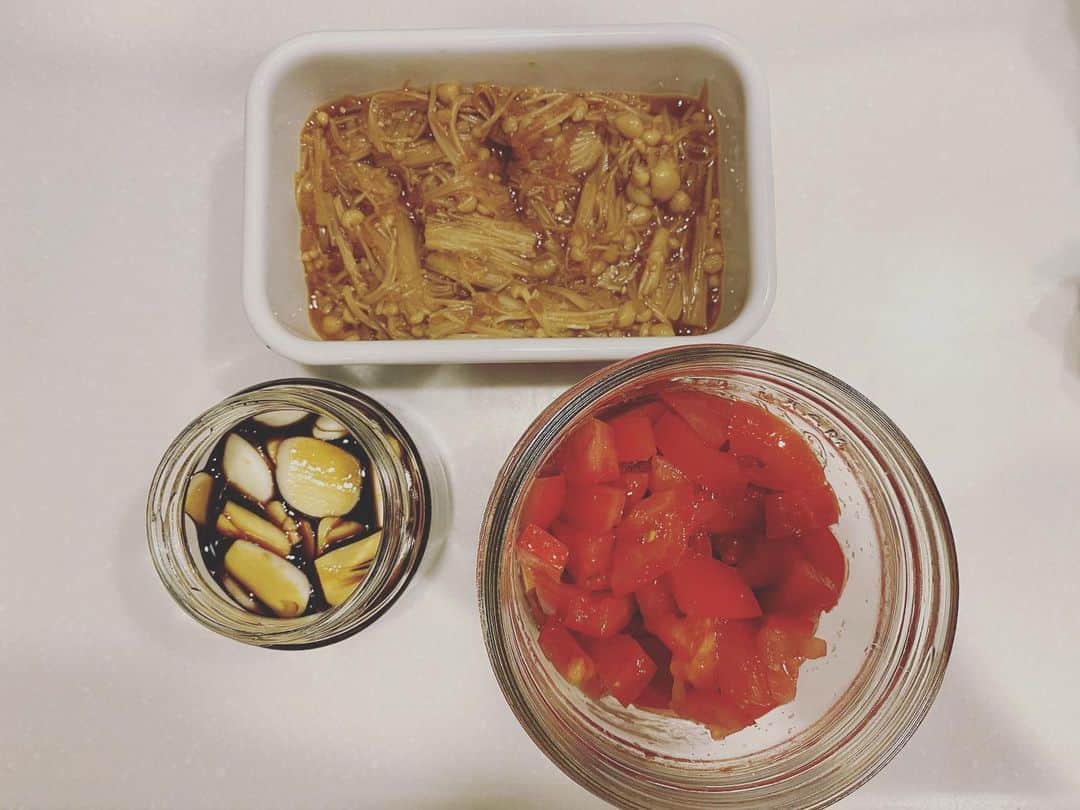 逢田梨香子さんのインスタグラム写真 - (逢田梨香子Instagram)「最近増えてきた瓶。 1番左は初めて作った発酵トマト。切ったトマトに塩かけて混ぜるだけ。3日ほど常温で保存するとできるらしい。 醤油にニンニク入れたニンニク醤油。農協で買った蜂蜜。ありさがくれたナッツの蜂蜜漬け🍯  なんでも手作りしたいこの頃。」4月4日 12時16分 - aida_rikako_
