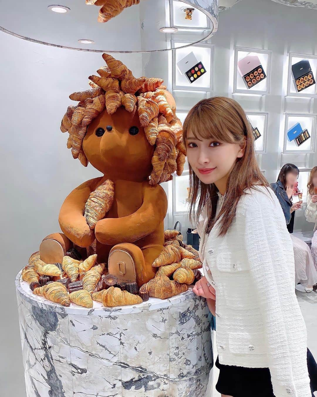 南杏奈さんのインスタグラム写真 - (南杏奈Instagram)「ルワンジュ東京・ル・ミュゼ(@louangetokyo_lemusse )の レセプションパーティーへ行ってきたよ🧸✨  今回も美味しそうなケーキが ショーウィンドウにたくさん 並んでいたよ😍💖  ルワンジュ東京(@louange_tokyo )さん 10周年もおめでとうございます💞 _ __ _ __ #ルワンジュ東京 #ルワンジュ東京ルミュゼ #銀座一丁目 #レセプションパーティー #チョコレート #美味しいケーキ #オーダーケーキ #グルメ女子 #スイーツ女子 #スイーツ好き #甘党 #お取り寄せスイーツ #お祝い #お祝いケーキ #インスタ映え #フォトジェニック #louangetokyo #louangetokyolemusee #newopen #chocolate #sweets #dessert #cake #gift #instalike #yummy #eatlover #japanesegirl #japan_of_insta」4月4日 12時32分 - anna1031__