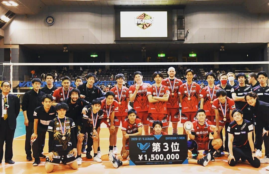 高梨健太のインスタグラム：「2020-21Vリーグ終了しました。 コロナ禍で会場に足を運ぶのが難しいなか応援していただきありがとうございました。 結果には満足していませんが改めてこのチームは最高だと感じました。 これからも頑張ります！」