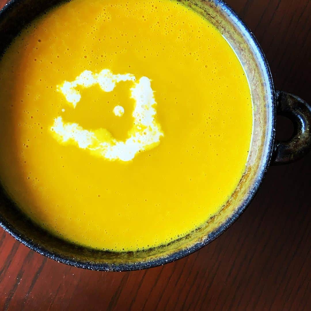 志摩有子さんのインスタグラム写真 - (志摩有子Instagram)「かぼちゃスープ。種と皮を取り除いてざく切りにしたかぼちゃと玉ねぎ少々、今日は長葱もバターでじっくり炒めてから水を注いで柔らかくなるまで煮たら、バーミックスでガーッと。牛乳を加えて塩胡椒で味を調えて完成。仕上げに生クリーム。スープはやっぱりホームメイドがいちばん。  #パンプキンスープ #かぼちゃスープ #スープストックアリコ  #余宮隆」4月4日 13時07分 - ariko418
