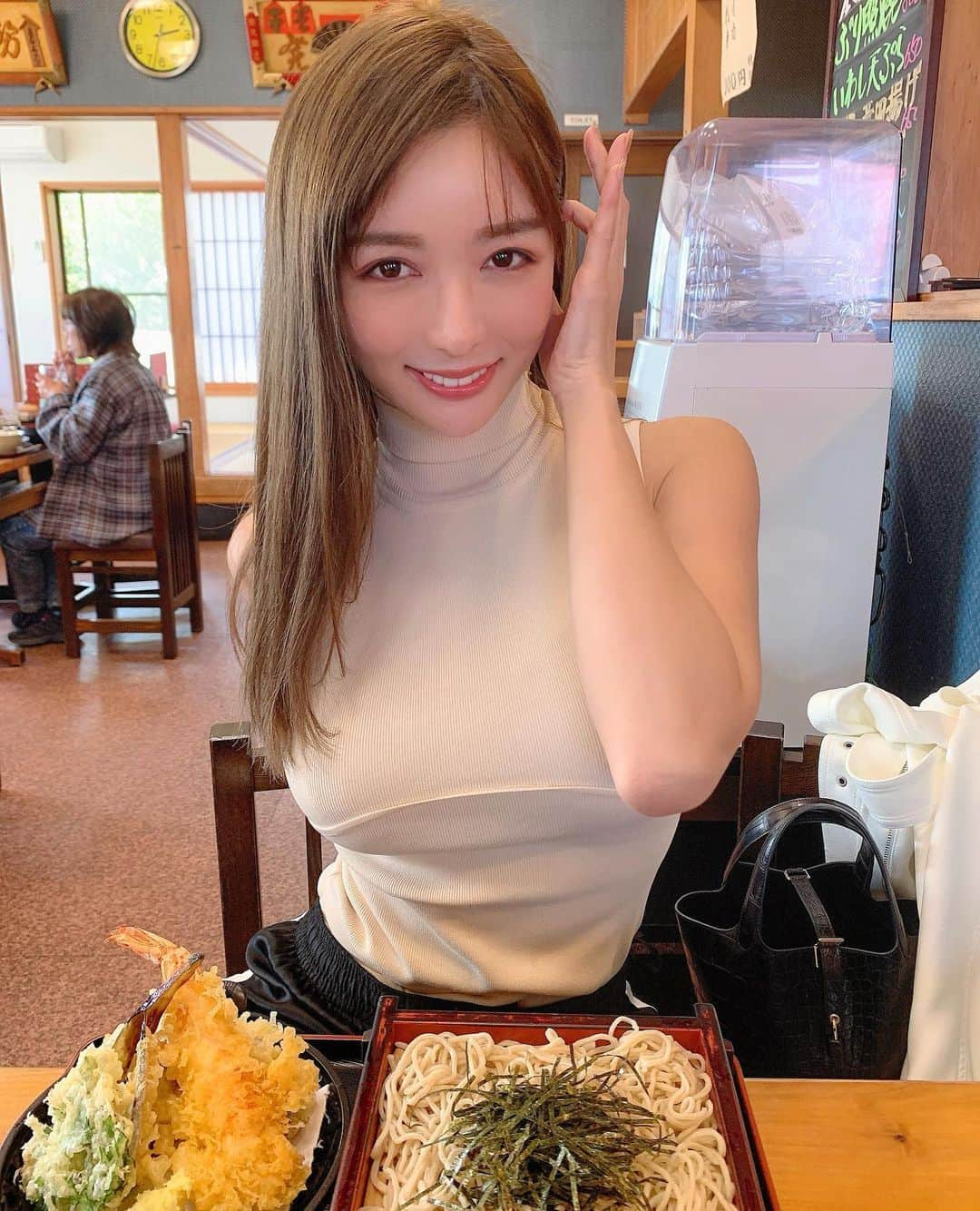 濱野りれさんのインスタグラム写真 - (濱野りれInstagram)「"MARUYO" for lunch😋 It's pretty famous restaurant at Chiba. There're various kinds of food like Bowl of rice topped with sashimi, seafood set meal and more!! I chose "SOBA with TEMPRA". Yes, it's pretty good!! . 外で待つ人がいるほど人気店"まるよ"♥️ ランチのピークタイムでなければ並ばなくてもすむみたい！ メニューがたくさんありすぎて散々迷った挙句そばにした🤗天ぷらもつけた🤗 鴨川館から車で10分で立地がかなりよかったよ♥️ . #maruyo #chiba #soba #kamogawa #lunch #lunchtime #japantravel #japantrip #まるよ #海鮮丼 #魚介料理 #定食 #定食ランチ #ランチ #今日のランチ #そば #天ぷらそば #千葉グルメ #千葉観光 #国内旅行 #日本旅行」4月4日 13時29分 - riregram