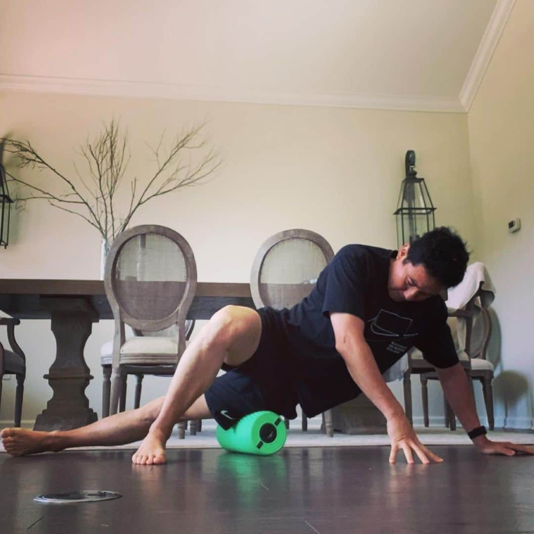 中村豊のインスタグラム：「Eggs & Foam roller 〜 #筋膜リリース | Removing small rust spots on my body #いたきもちいい #happyeaster @hyperice」