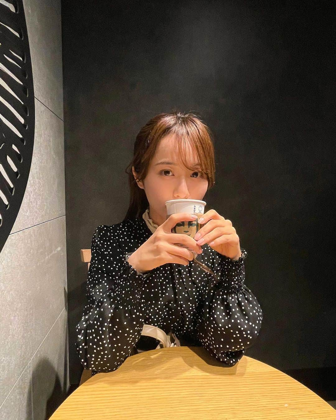 渡邊麻衣さんのインスタグラム写真 - (渡邊麻衣Instagram)「.  時間あるとスタバ寄っちゃうよ〜🥲 罪悪感減らすために豆乳ラテとかにしてる！  #スタバ #スターバックス #スターバックスコーヒー #ワンピース #ハーフアップ #浅草 #豆乳ラテ #starbucks #cafe #半目」4月4日 23時27分 - mai_watanabe3