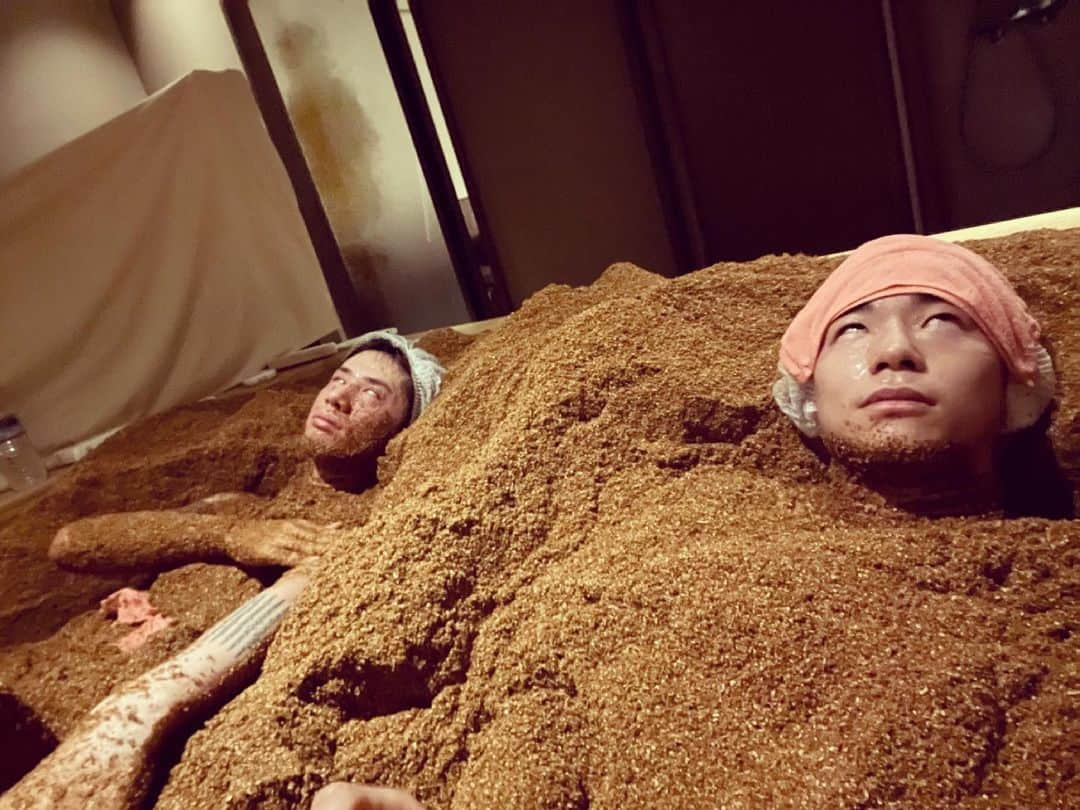 Taka さんのインスタグラム写真 - (Taka Instagram)「埋められた死体ではありません。 @k1takeru  #酵素浴　 #サウナよりこっち #ブームに真っ向から反発 #やってみ #ハマるから」4月4日 23時49分 - 10969taka