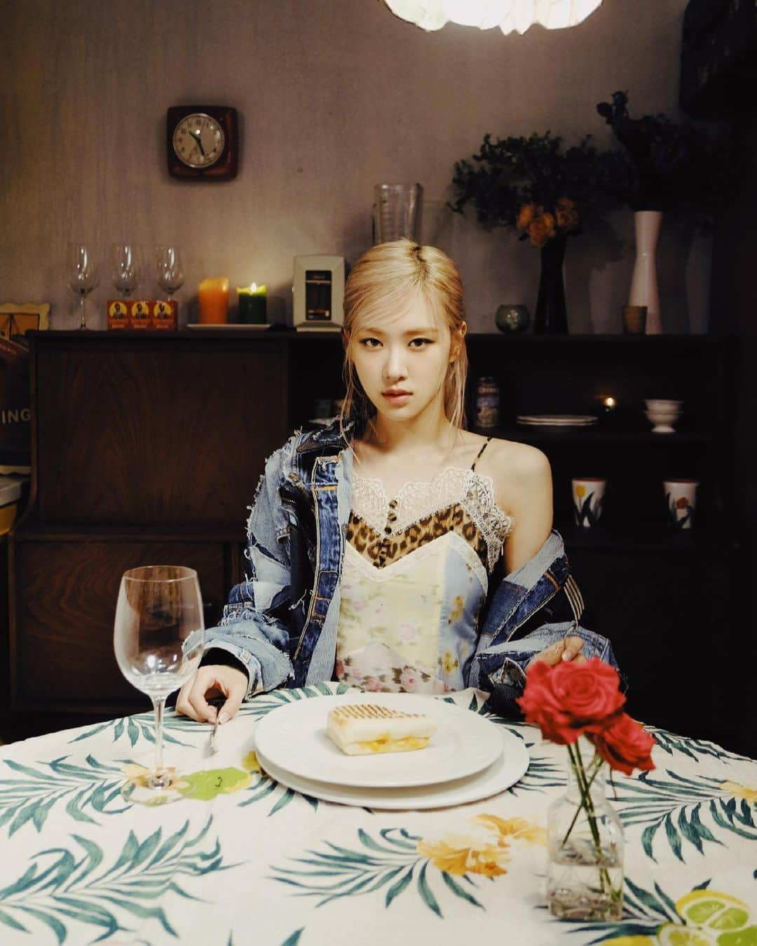 ロゼさんのインスタグラム写真 - (ロゼInstagram)「Gone video out now 🍽🥀  Photo by @khanxyc」4月5日 0時36分 - roses_are_rosie