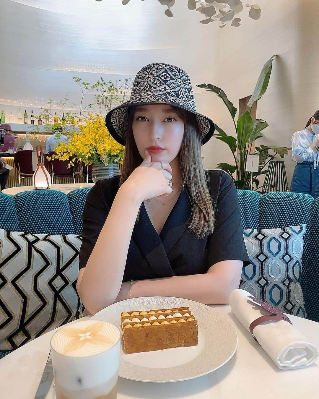 平田梨奈さんのインスタグラム写真 - (平田梨奈Instagram)「LV🖤   #lvcafe  #lecafev  #hirafashion #ルイヴィトンカフェ #ルイヴィトンカフェ銀座」4月4日 15時47分 - hirari_official