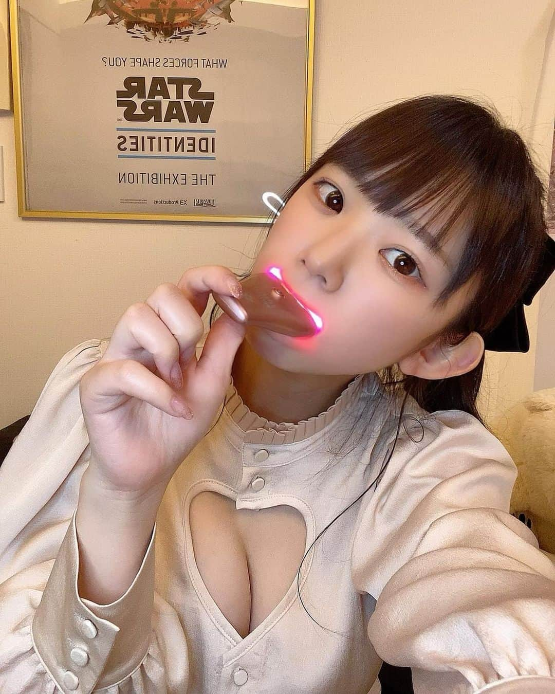 長澤茉里奈さんのインスタグラム写真 - (長澤茉里奈Instagram)「🪥 おうちホワイトニング はじめました✨ お風呂上がりとか空いた時間で 出来て良き良き🥺🥺 猫ちゃんが興味津々になります🐱  @dentallover_jp @dentallover_ebisu  #デンタルラバー #スーパーホワイトLV #superwhitelv #ラファエル #セルフホワイトニング #ホワイトニング #ホワイトニング専門店 #whitening #口臭ケア #ヤマダデンキ #ヤマダ電機 #ヤマダ電器」4月4日 15時48分 - marinanagasawa1008