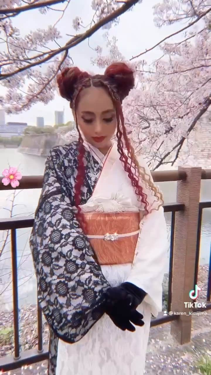 君島かれんのインスタグラム：「Black hair×kimono🌸❤️ コレがJapanese Gal Styleデス👅🇯🇵 💇‍♀️ @b_free_saki 💄 @kaori__f  #blackhair #kimono #Japanese #kimonostyle #braids #braidstyles #着物　#着物ヘア #ブレイズ　#特殊ヘア　#red #style #ootd #japanesegirl #osaka #大阪城　#大阪城公園」