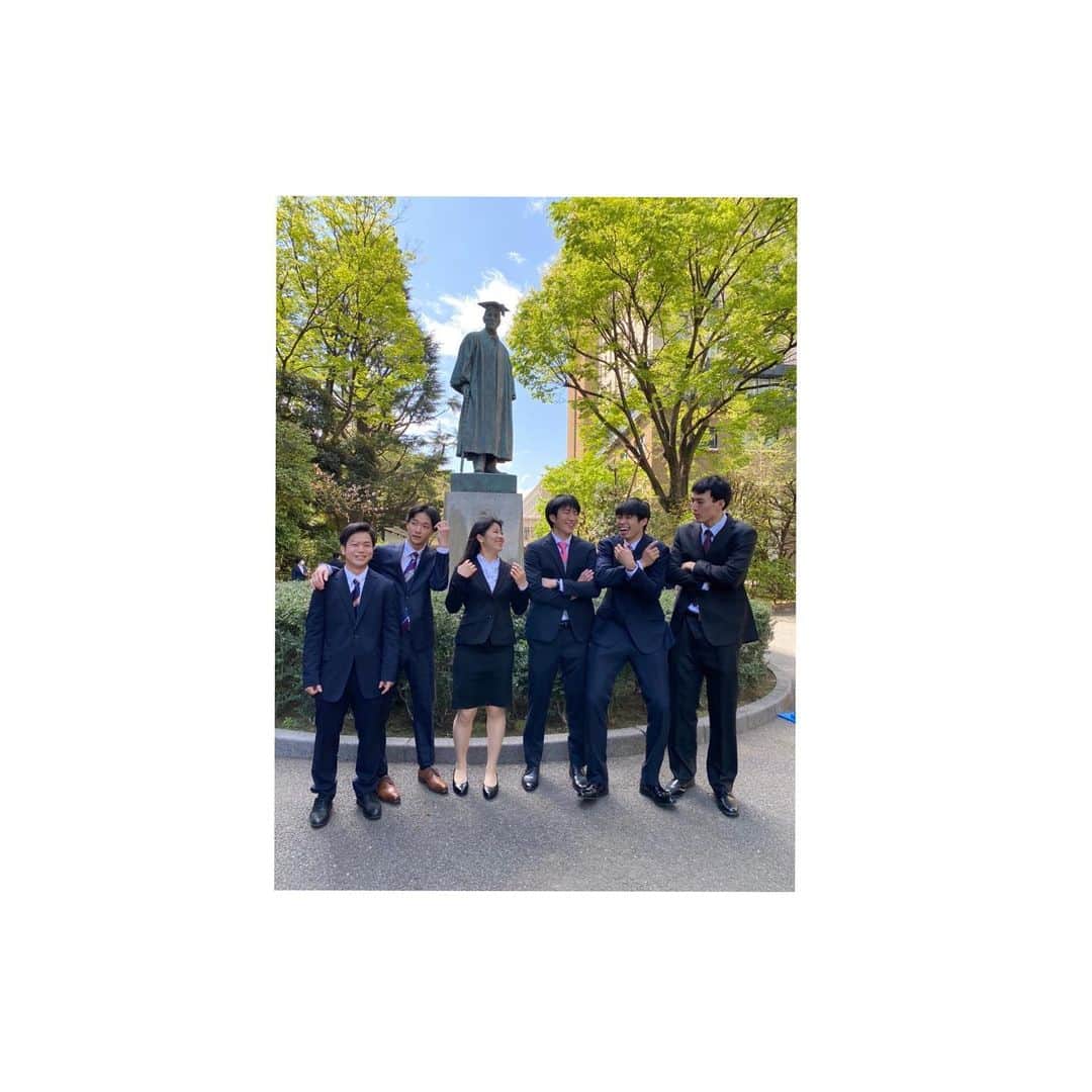 荒尾怜音のインスタグラム：「2021.04.03 〜早稲田大学入学式〜  波瀾万丈の1年を乗り越えやっと、入学しました🌸  これからもバレーボールとにらめっこして、頑張っていきます🔥 引き続き応援よろしくお願いします🥺  #早稲田大学  #同期  #コロナ世代 #もう2年生  #最後はオンラインでも仲良くなった雪世界のお二人と #初スーツ」