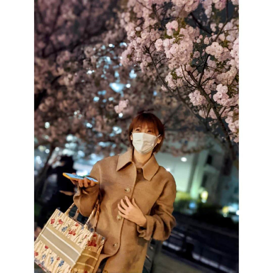 倉科カナさんのインスタグラム写真 - (倉科カナInstagram)「八重桜も綺麗だよね🌸 4月、夜は寒いよね💦 上着の前完璧に閉めちゃった^ ^笑  もうすぐ初日、舞台「パークビューライフ」 世田谷パブリックシアターでお待ちしております^ ^✨  #世田谷パブリックシアター #パークビューライフ」4月4日 16時59分 - kanakurashina_official