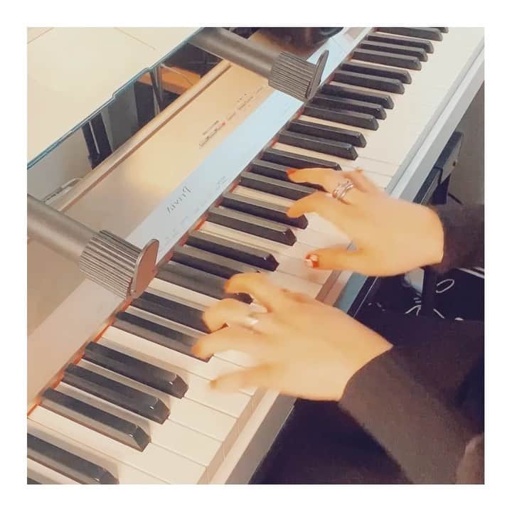 黒川沙良のインスタグラム：「今日作業している曲をちょっと弾いてみた🤍例えばこの曲は多分私の２つか３つ前の人生で、長く住んだゴルフ場のような緑いっぱいの場所を思い出すような感覚。でもアングルは上から見下ろしてる感覚✈︎🌳🌳🌳あれはどこなんだろうなぁ。」