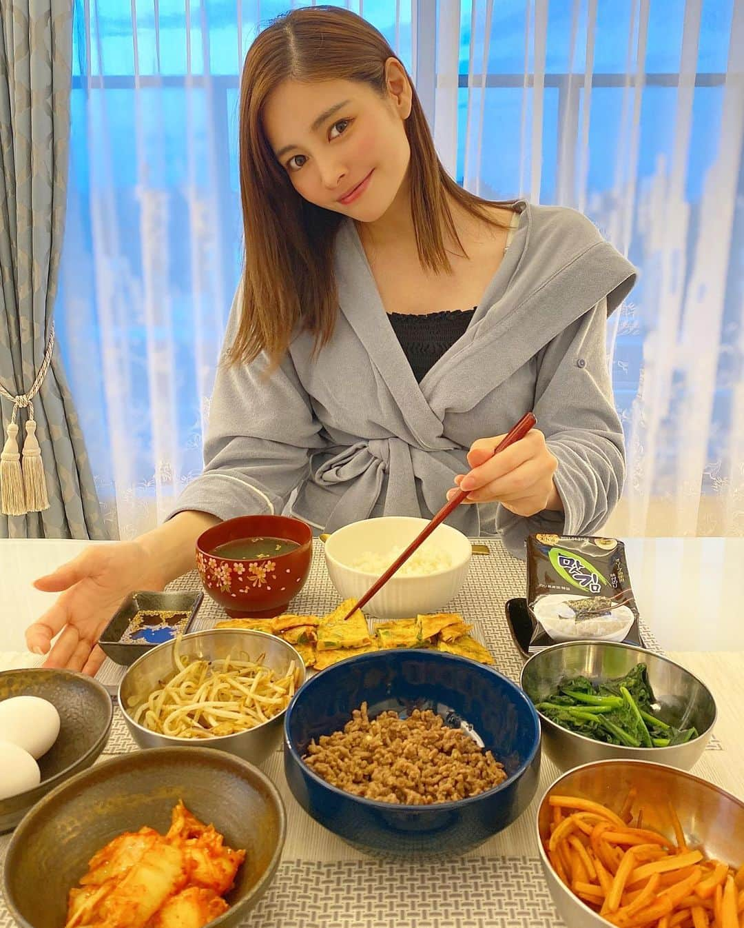 得あゆさんのインスタグラム写真 - (得あゆInstagram)「よく作るビビンバ🍚　#おうちごはん (久しぶりの投稿なのに平凡な日常投稿でなんかごめんなさい。笑) 韓国料理ヘルシーで大好きだ！✨ ・ ・ ・ ・ ・ ・ ・ ・ ・ ・ ・ ・ #韓国料理#ビビンバ#ビビンバ丼#おうちカフェ#おうち居酒屋#おうち時間#おうち#手作り#手料理#手料理日記#パジャマ#部屋着#ヘルシーメニュー#ダイエット記録#ダイエット#ダイエット女子#自炊#マタニティー#マタニティーライフ#妊婦#妊婦ごはん#妊婦生活#簡単ごはん#家族#夫婦#koreanfood#maternity#maternitylife#cookingathome」4月4日 17時06分 - tokuayu819