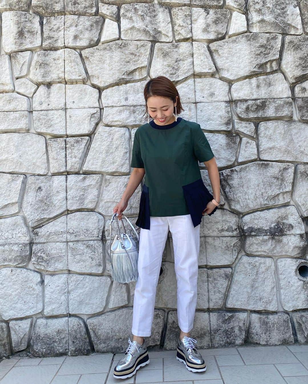 松本亜希さんのインスタグラム写真 - (松本亜希Instagram)「・ tops: @mone.days  pants: @abahouse_official  shoes: #akiron_donoban (7日発売予定) bag: @jandmdavidson  pierce: @manon_jewelry_24   この日は日中半袖でも全然いけた日🌞 私には珍しい色合いのtopsを @mone.days でget😍 でも私、グリーンとネイビーとかカーキとネイビーの組み合わせカラー実はめちゃ好きなんです💚 後ろまでぐるりとついてるプリーツもツボ！ これ、今日まで丁度予約販売してたよ♡  そして、足元は #akiron_donoban コラボシューズのシルバー！シルバーのbagと一緒に合わせるのが好き❤️ アクセも全部シルバーにしたよ♪  サンプルが2色とも手元に来てから、宣伝関係なく本気で履きまくっております。 要するに"どんなコーデにも合う"ということがわかってもらえると思います　笑  7日の発売に向けて、明日から撮影したデーターなんかも upさせてもらいますね♡ 是非参考にしていただけたらと思います✌️💗 __________________________ #ootd #coordinate #コーディネート #outfit #fashion #ファッション #コーデ #ママコーデ　 #donoban #ドノバン #コラボ企画 #コラボ #コラボ商品 #プラットフォームシューズ」4月4日 17時12分 - m_akiron