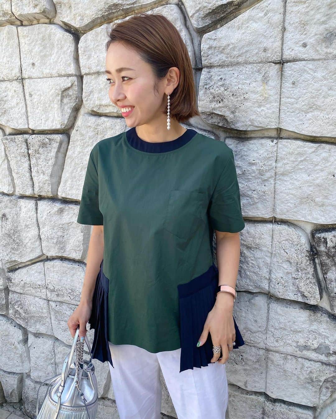 松本亜希さんのインスタグラム写真 - (松本亜希Instagram)「・ tops: @mone.days  pants: @abahouse_official  shoes: #akiron_donoban (7日発売予定) bag: @jandmdavidson  pierce: @manon_jewelry_24   この日は日中半袖でも全然いけた日🌞 私には珍しい色合いのtopsを @mone.days でget😍 でも私、グリーンとネイビーとかカーキとネイビーの組み合わせカラー実はめちゃ好きなんです💚 後ろまでぐるりとついてるプリーツもツボ！ これ、今日まで丁度予約販売してたよ♡  そして、足元は #akiron_donoban コラボシューズのシルバー！シルバーのbagと一緒に合わせるのが好き❤️ アクセも全部シルバーにしたよ♪  サンプルが2色とも手元に来てから、宣伝関係なく本気で履きまくっております。 要するに"どんなコーデにも合う"ということがわかってもらえると思います　笑  7日の発売に向けて、明日から撮影したデーターなんかも upさせてもらいますね♡ 是非参考にしていただけたらと思います✌️💗 __________________________ #ootd #coordinate #コーディネート #outfit #fashion #ファッション #コーデ #ママコーデ　 #donoban #ドノバン #コラボ企画 #コラボ #コラボ商品 #プラットフォームシューズ」4月4日 17時12分 - m_akiron