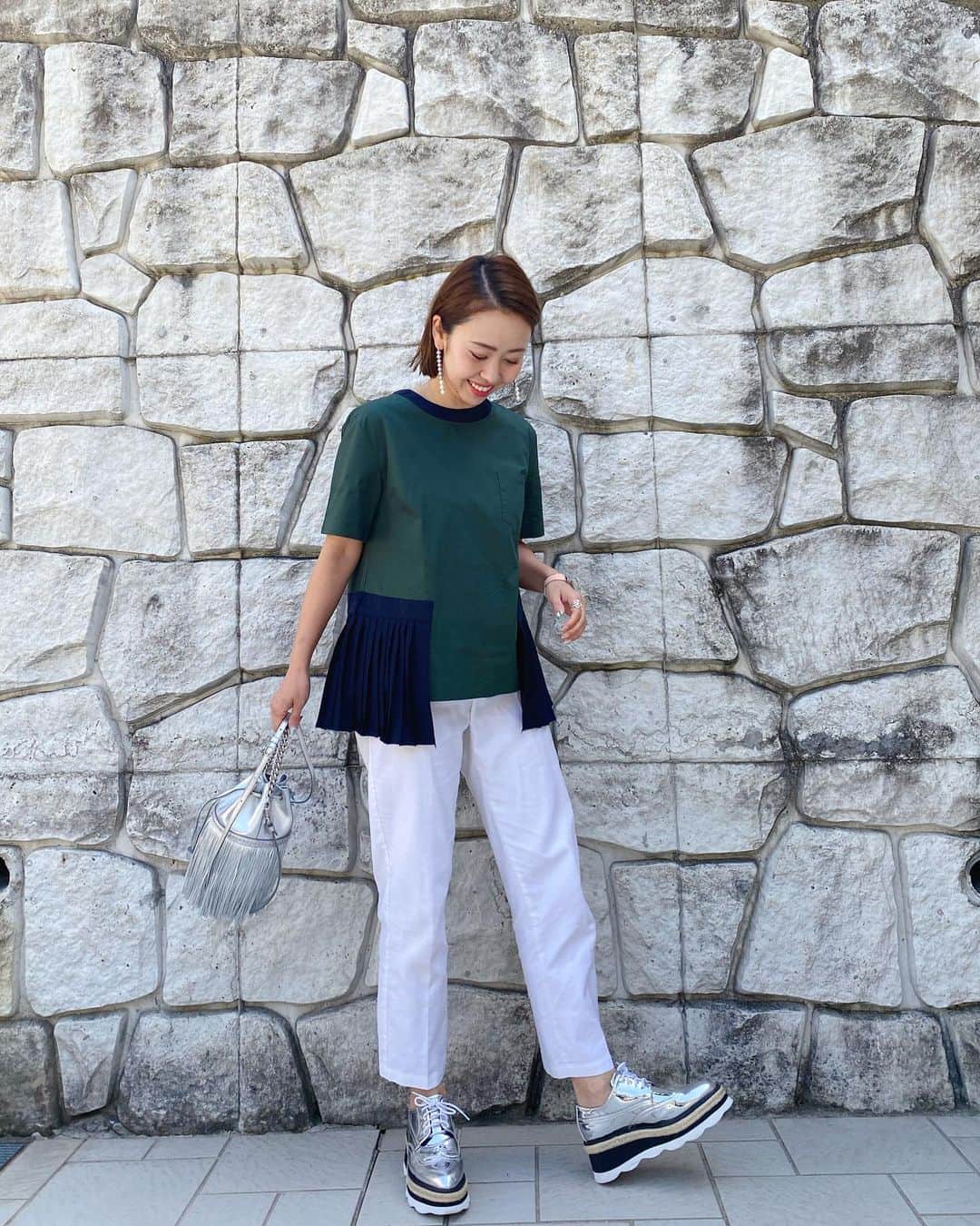 松本亜希さんのインスタグラム写真 - (松本亜希Instagram)「・ tops: @mone.days  pants: @abahouse_official  shoes: #akiron_donoban (7日発売予定) bag: @jandmdavidson  pierce: @manon_jewelry_24   この日は日中半袖でも全然いけた日🌞 私には珍しい色合いのtopsを @mone.days でget😍 でも私、グリーンとネイビーとかカーキとネイビーの組み合わせカラー実はめちゃ好きなんです💚 後ろまでぐるりとついてるプリーツもツボ！ これ、今日まで丁度予約販売してたよ♡  そして、足元は #akiron_donoban コラボシューズのシルバー！シルバーのbagと一緒に合わせるのが好き❤️ アクセも全部シルバーにしたよ♪  サンプルが2色とも手元に来てから、宣伝関係なく本気で履きまくっております。 要するに"どんなコーデにも合う"ということがわかってもらえると思います　笑  7日の発売に向けて、明日から撮影したデーターなんかも upさせてもらいますね♡ 是非参考にしていただけたらと思います✌️💗 __________________________ #ootd #coordinate #コーディネート #outfit #fashion #ファッション #コーデ #ママコーデ　 #donoban #ドノバン #コラボ企画 #コラボ #コラボ商品 #プラットフォームシューズ」4月4日 17時12分 - m_akiron