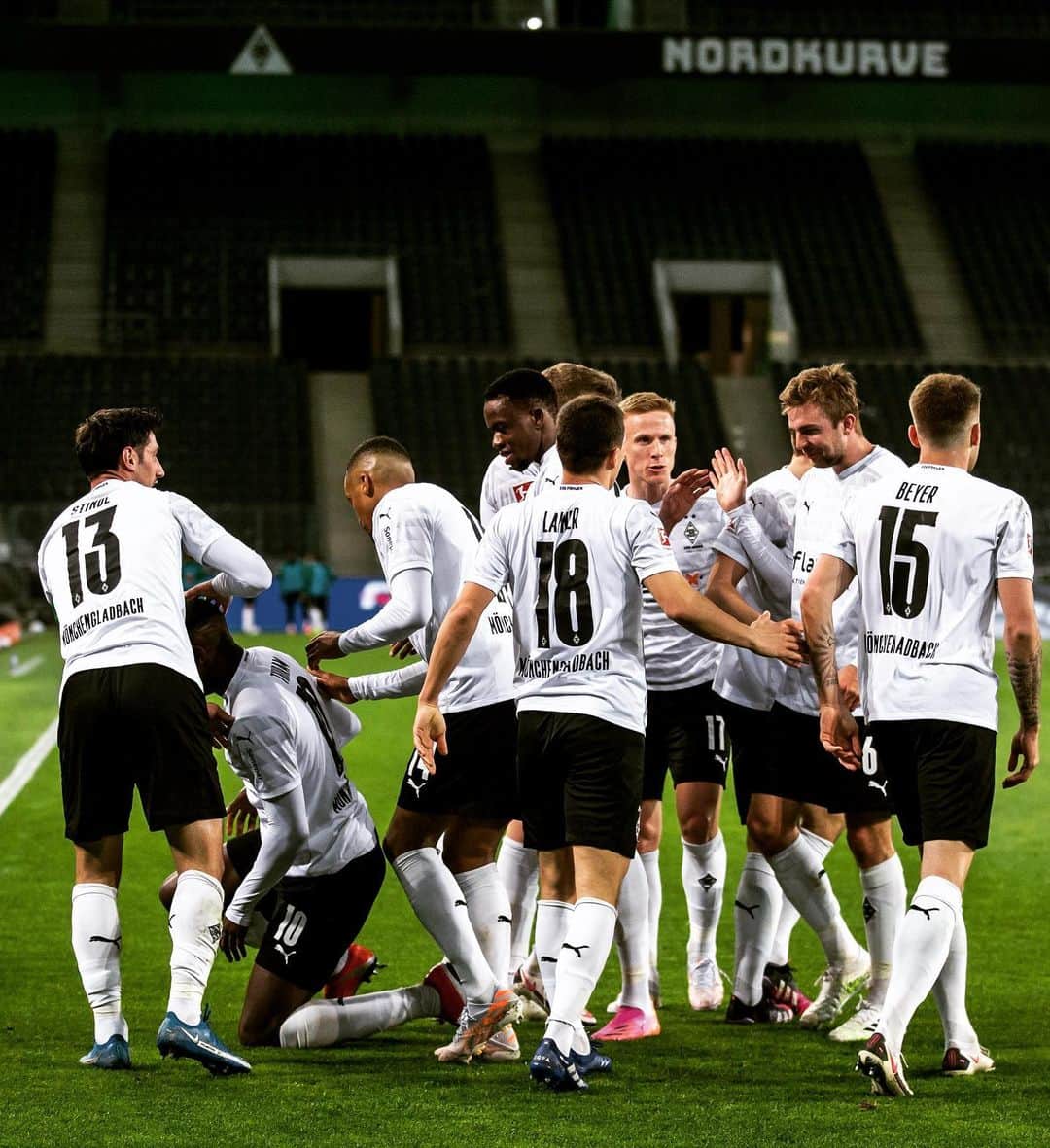 オスカル･ヴェントさんのインスタグラム写真 - (オスカル･ヴェントInstagram)「3️⃣0️⃣0️⃣ games for Borussia Mönchengladbach!! A very proud moment for me, to celebrate this with a win means everything 🐎🐎🐎」4月4日 17時24分 - owendt_17