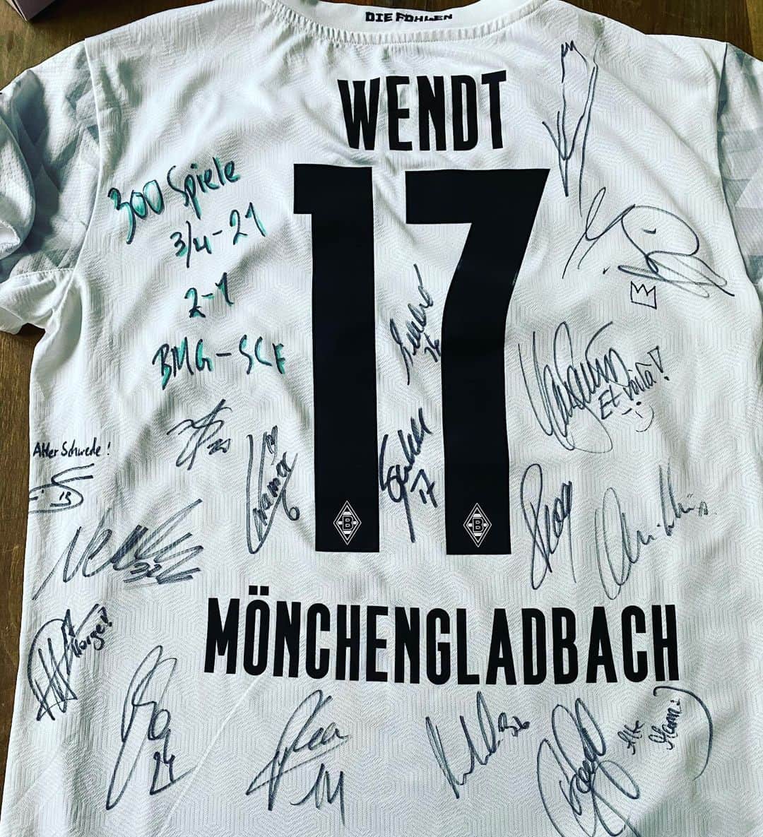 オスカル･ヴェントさんのインスタグラム写真 - (オスカル･ヴェントInstagram)「3️⃣0️⃣0️⃣ games for Borussia Mönchengladbach!! A very proud moment for me, to celebrate this with a win means everything 🐎🐎🐎」4月4日 17時24分 - owendt_17