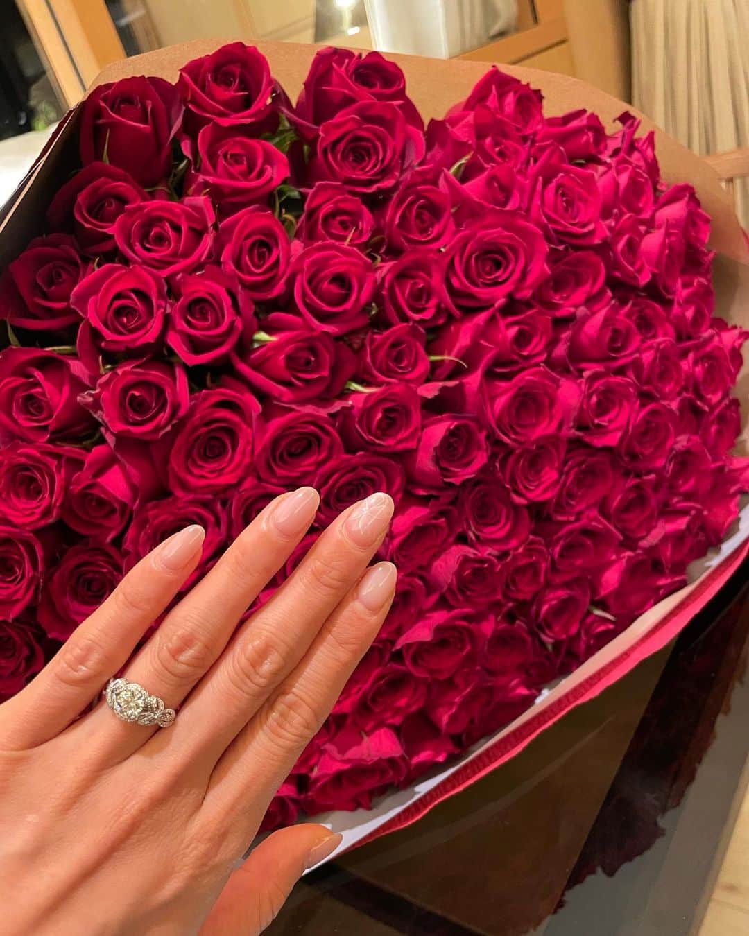 SAEKAさんのインスタグラム写真 - (SAEKAInstagram)「108 roses once in life🌹💍  #propose #rose  #tiffany #tiffanybowribbon #tiffanybowribbonring  #bowribbon #tiffanyengagement  #tiffanyengagementring」4月4日 17時43分 - saeka0220