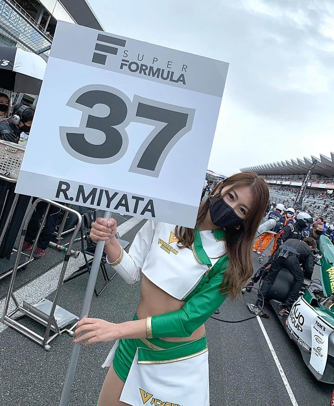 木村理恵さんのインスタグラム写真 - (木村理恵Instagram)「SUPER FORMULA 決勝‼️🔥 お疲れ様でした🙇‍♀️💓 ・ ・ 本日の結果は 36号車11位、37号車7位でした🙏 応援ありがとうございました💚 ・ これからも Kuo VANTELIN Team TOM'Sの応援宜しくお願いします🔥🙏 ・ ・ #superformula #sformula #sf#vantelin#kowa#rq#costume#circuit #スーパーフォーミュラ#バンテリン#バンテリンレースクイーン#レースクイーン」4月4日 17時38分 - rierienari1229