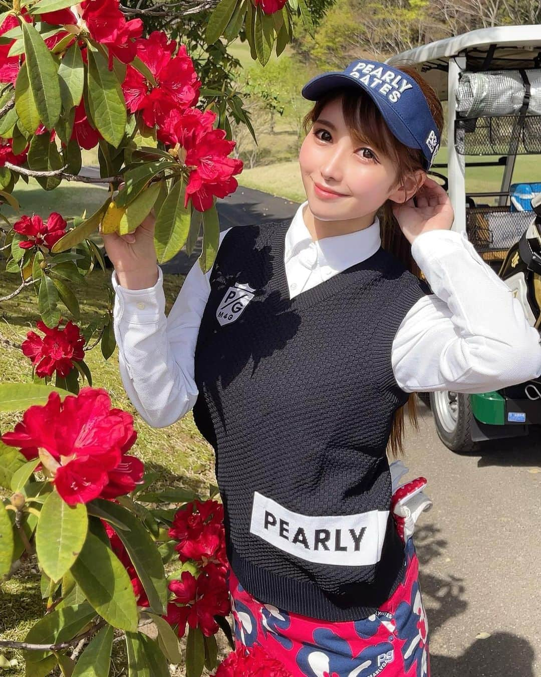 MAYUさんのインスタグラム写真 - (MAYUInstagram)「. ベスト更新したよ〜🤗🌺✨ . 🔴94（32putt） 後半はなんとなんと、42でまわれた🥺 こちらもハーフベスト✨ . そして17番ホールのPAR5ではバーディーとれた✨ ロングホールで初めてバーディーとれたよ〜😭嬉しい😭 . 無事に100切りでき続けてて嬉しいなぁ😆 綺麗なお花を見つけたから撮ったらなんだか南国感🌺 天気にも恵まれてゴルフ日和でした⛳️ . #ゴルフ女子#ゴルフ初心者#ゴルフ#ゴルフ好き#ゴルフウェア#ゴルフコーデ#ゴルフスイング#ごるふ女子#ゴルフ好きな人と繋がりたい#パーリーゲイツ#golf#golfstagram#golfgirl#golflife#golfwear#pearlygates」4月4日 17時58分 - mayu.kina_golf