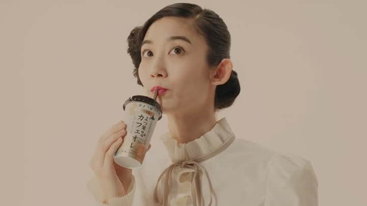 中田絢千のインスタグラム：「🍀 よつ葉乳業 よつ葉カフェオレ・ほうじ茶オレCM 「オレの話を聞いてほしい。」 篇に出演しています。  カフェオレ談義に前のめりなミルクさんです🥛🐄  さらに前のめりな15秒バージョン（！）もありまして みてね & 飲んでみてね〜！  https://youtu.be/TZ9c-EzaipI #よつ葉乳業 #よつ葉 #カフェオレ #ほうじ茶 オレ」