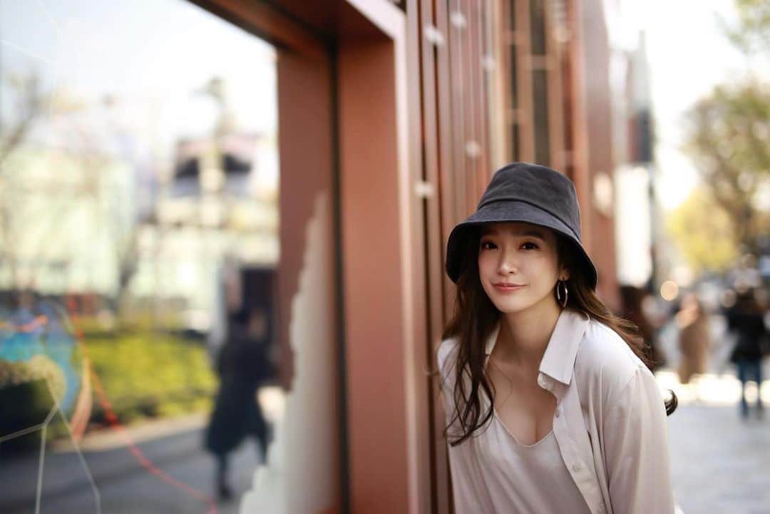 太田麻美のインスタグラム：「🖤 hat... @sly_official   #portrait #portraitphotography #hat #sly #ootd #outfit #fashion #ポートレート #バケットハット #ハット #バケハ #スライ #バケハコーデ」