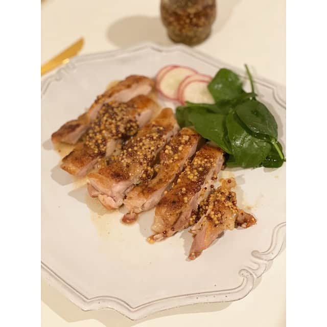 前田ゆかのインスタグラム：「先日教えてもらった自家製マスタードを使って鶏肉のマスタードソースに！  手作りマスタードはシンプルな工程で意外と簡単に出来、作りたてならではのフレッシュさがたまらなく美味しい！  #おうちごはん #ばんごはんきろく  #maeyukareshipi #手作りマスタード」