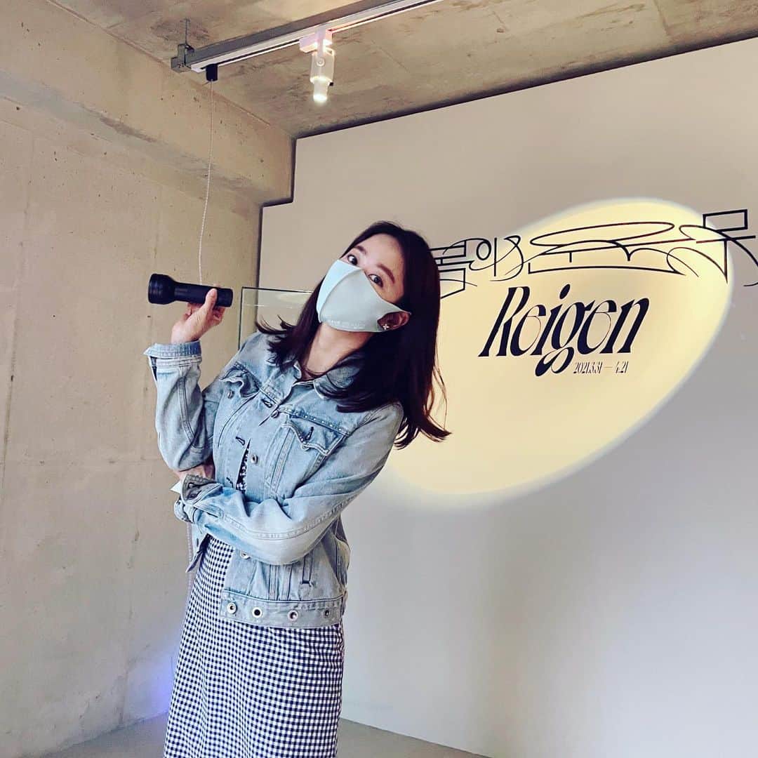 チョン・ヘビンのインスタグラム：「잠깐 짬내서  다녀온 구기동 #갤러리나인 봄의윤무  우아하고 감각적인 유리와 빛의 예술  #박혜인작가#김준수작가 공간디자인 #구근나 대표님 음악#sumin 구기동의 멋진 공간에서 어우러진 너무나 멋진 전시 였어요^^  4월21일까지 한데요~~  신진 작가들의 멋진 꿈과 예술을 응원합니다!!!!」